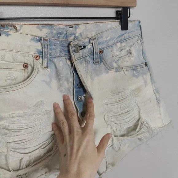 Vtg 70s Levi's Shorts Womens 28 501 Cut-Off Button Fly Bleach Wash Distressed - Picture 2 of 10